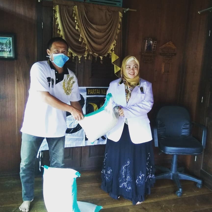 Terdampak Corona, Aleg PKS Empat Lawang Beri Bantuan 2 IMG 20200408 085207 177