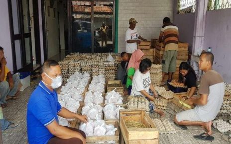 sebanyak satu ton telur dibagikan anggota dprd prabumulih