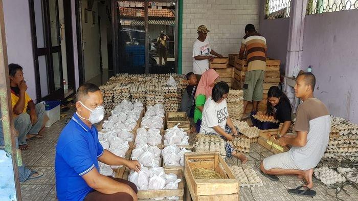 sebanyak satu ton telur dibagikan anggota dprd prabumulih