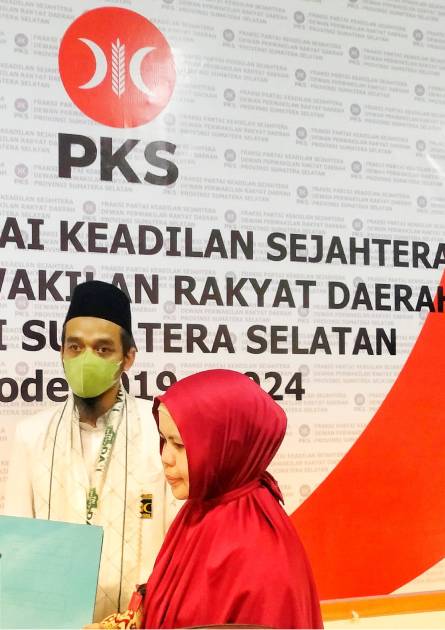 Guru Honorer SLB Terancam 1 Guru honorer SLB-A PRPCN Palembang minta diperjuangkan Fraksi PKS Sumsel.
