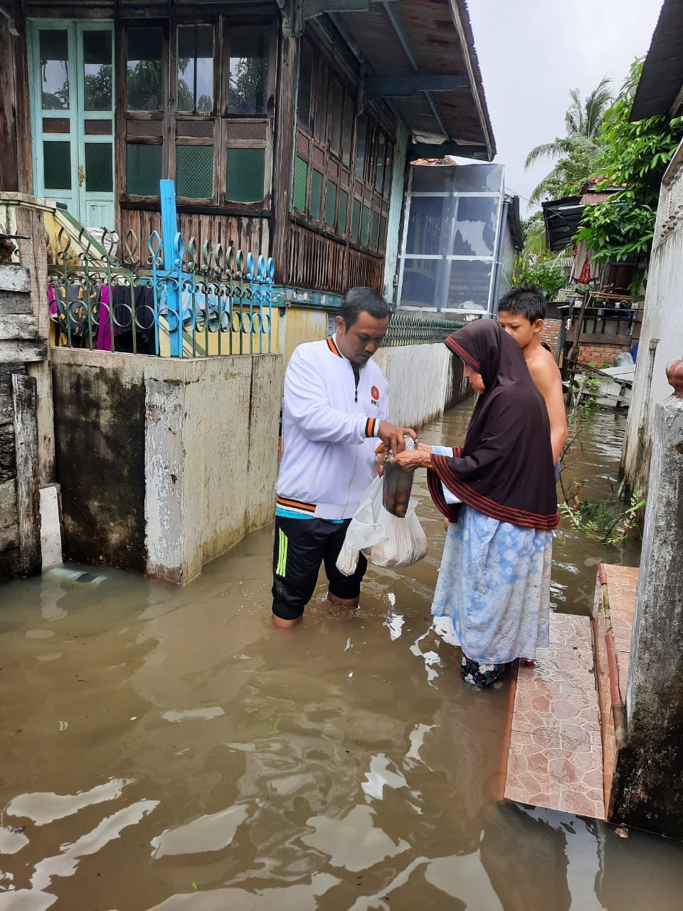 Palembang Banjir, Relawan PKS Bantu Warga 2 42188b61 b695 4e4d ac90 3dfea8310aa7