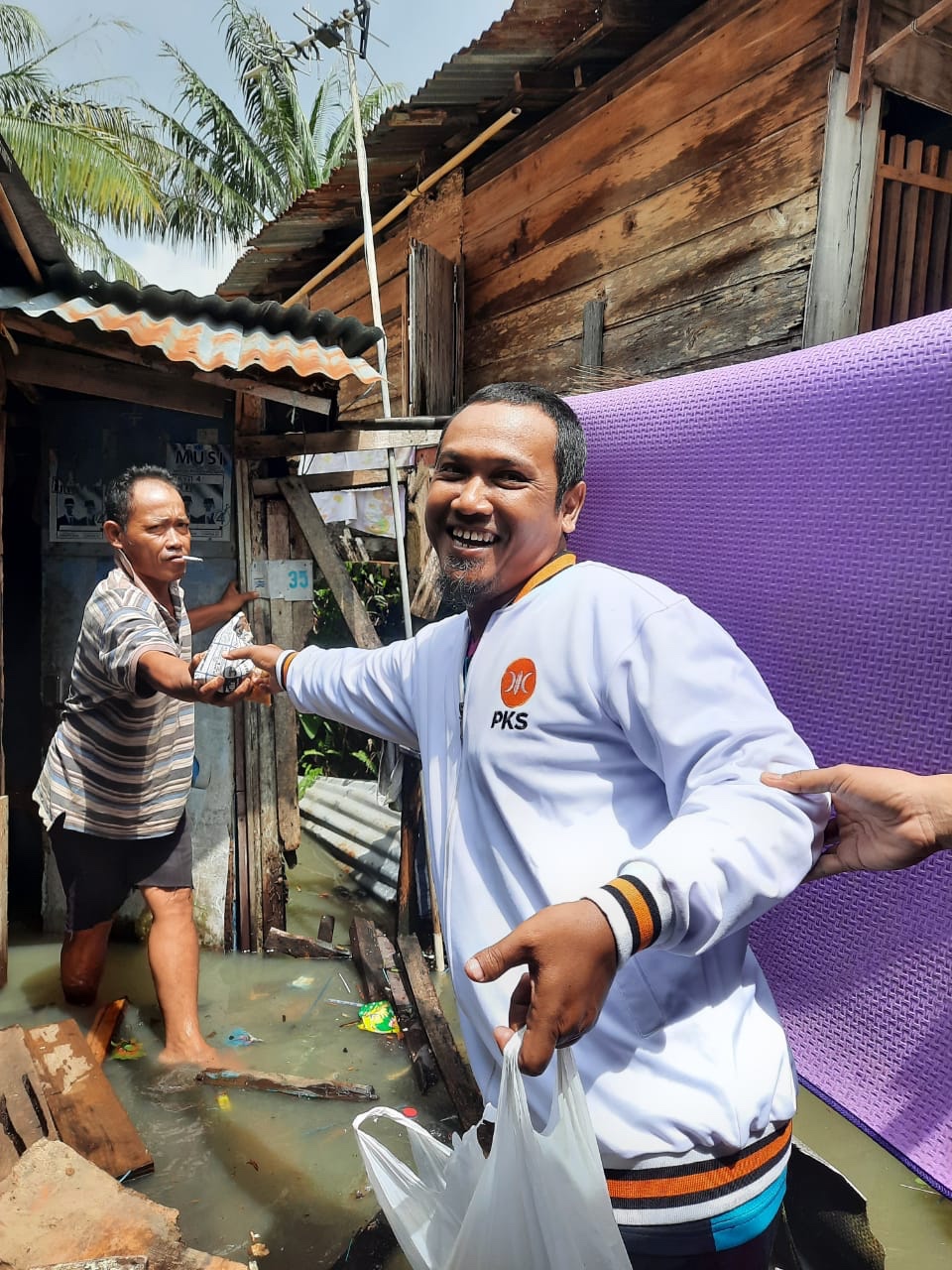 Palembang Banjir, Relawan PKS Bantu Warga 3 5b663384 4c7c 485f 8847 64f8a87e8645