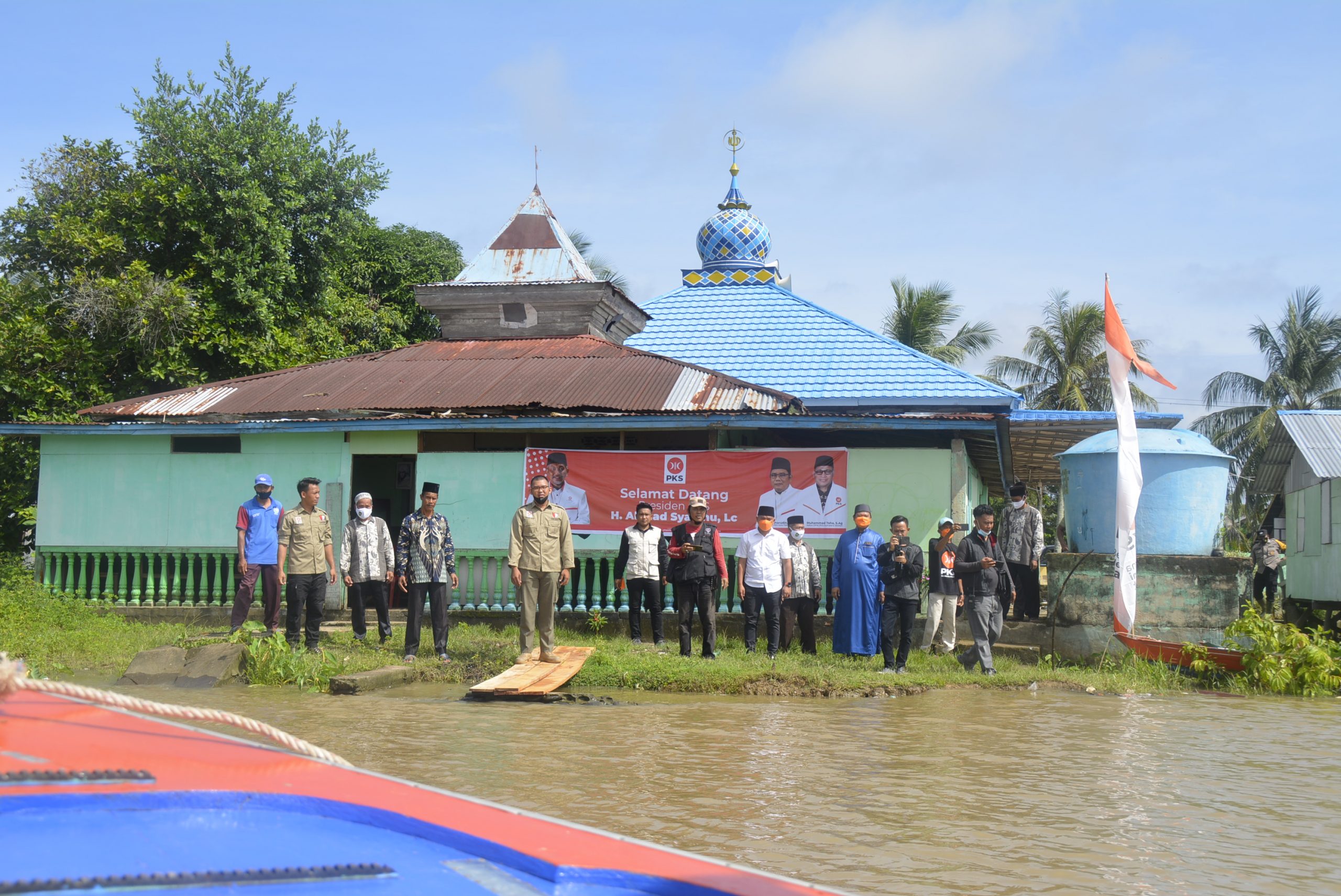 Presiden PKS Susuri Sungai Musi Salurkan Bantuan Sekolah di Perbatasan 4 DSC0386 scaled