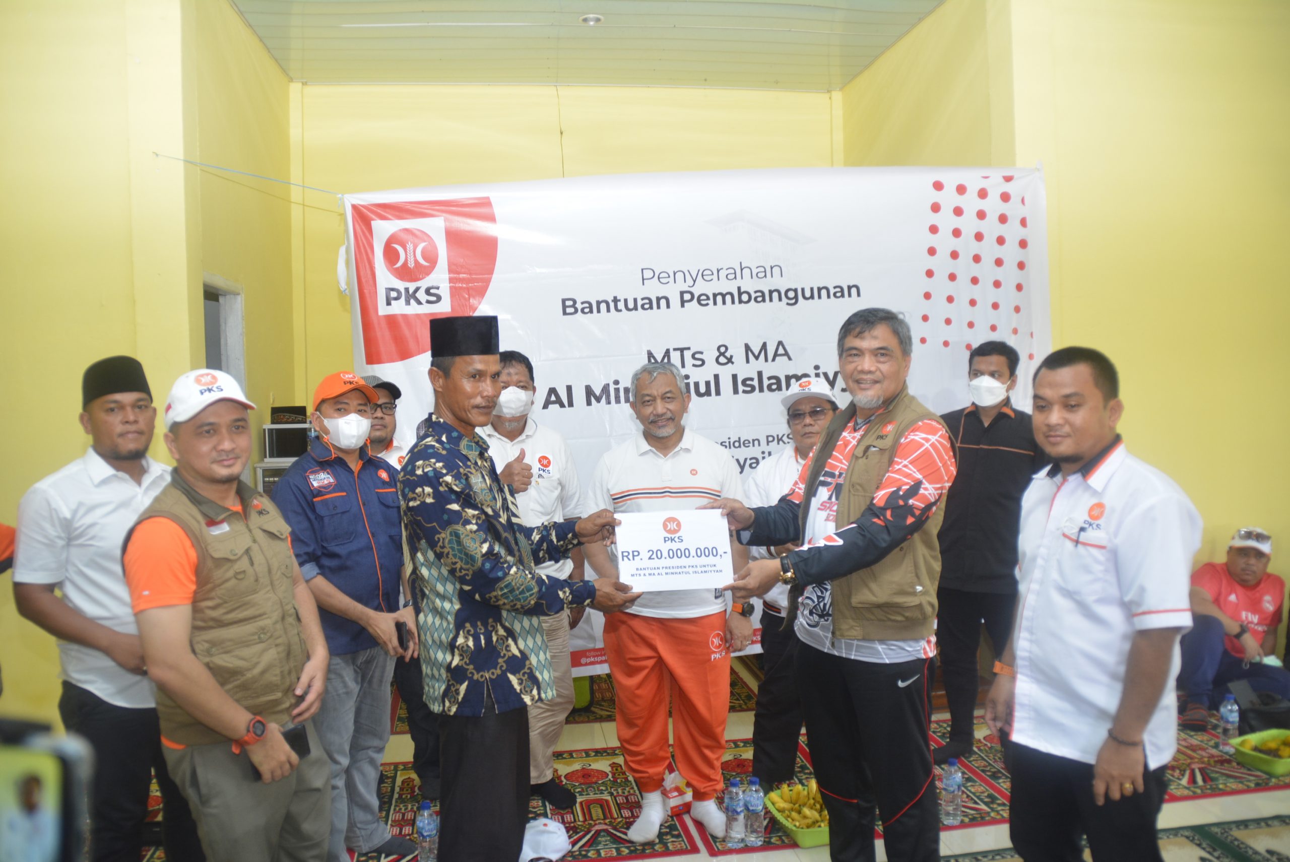 Presiden PKS Susuri Sungai Musi Salurkan Bantuan Sekolah di Perbatasan 5 DSC0412 scaled