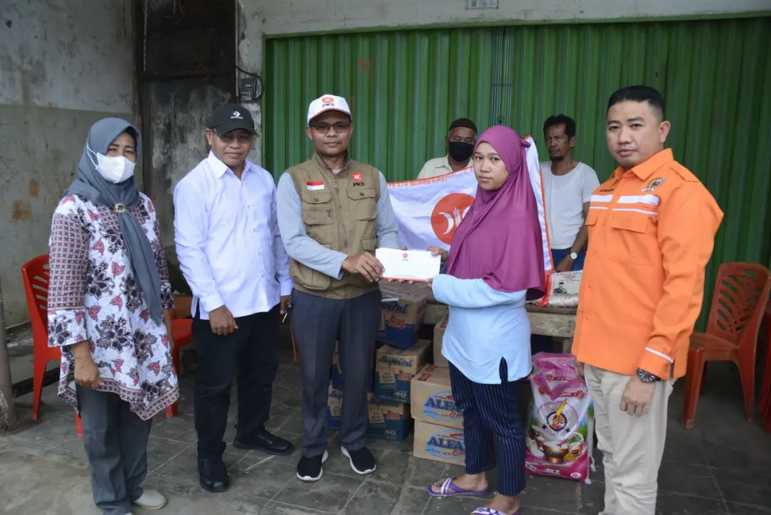 PKS Sumsel Salurkan bantuan Sembako korban kebakaran di 8 ulu 4 image editor output image 990881362 1648167809355