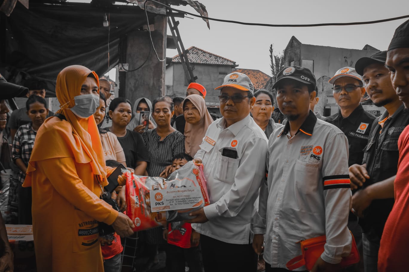 PKS Sumsel Salurkan Bantuan Korban Kebakaran di Lawang Kidul 2 IMG 20220516 WA0007